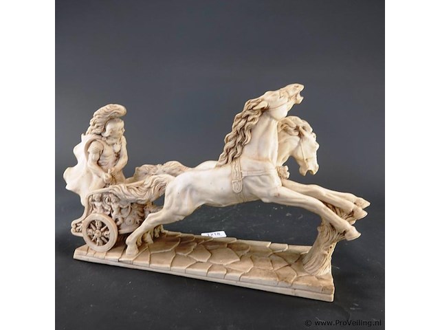 Klassiek sculptuur van een romeinse strijdwagen met twee paarden en een krijger - afbeelding 4 van  5