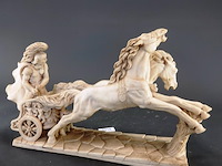 Klassiek sculptuur van een romeinse strijdwagen met twee paarden en een krijger - afbeelding 4 van  5