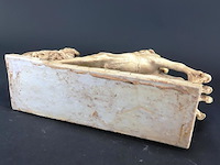 Klassiek sculptuur van een romeinse strijdwagen met twee paarden en een krijger - afbeelding 5 van  5