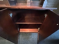 Klassieke engelse houten bar met achterkast - afbeelding 2 van  16