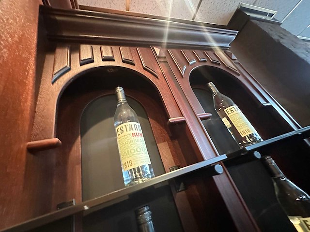 Klassieke engelse houten bar met achterkast - afbeelding 3 van  16