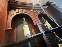 Klassieke engelse houten bar met achterkast - afbeelding 3 van  16