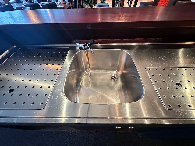 Klassieke engelse houten bar met achterkast - afbeelding 5 van  16