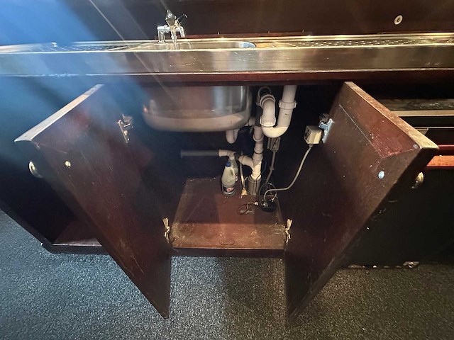 Klassieke engelse houten bar met achterkast - afbeelding 7 van  16