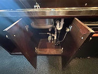 Klassieke engelse houten bar met achterkast - afbeelding 7 van  16