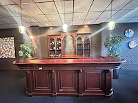 Klassieke engelse houten bar met achterkast - afbeelding 8 van  16