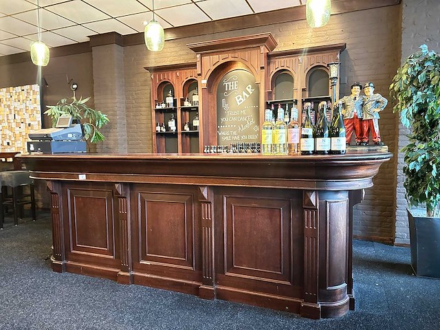 Klassieke engelse houten bar met achterkast - afbeelding 1 van  16