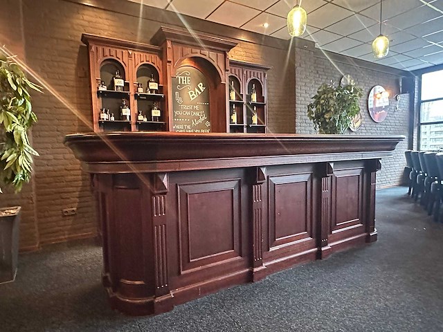 Klassieke engelse houten bar met achterkast - afbeelding 10 van  16
