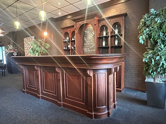 Klassieke engelse houten bar met achterkast - afbeelding 11 van  16