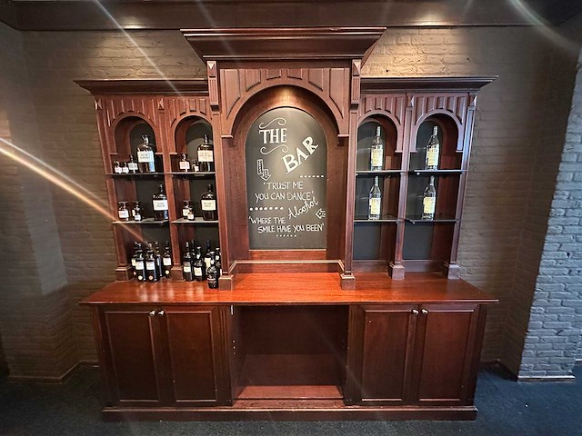 Klassieke engelse houten bar met achterkast - afbeelding 12 van  16