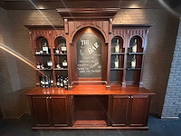 Klassieke engelse houten bar met achterkast - afbeelding 12 van  16