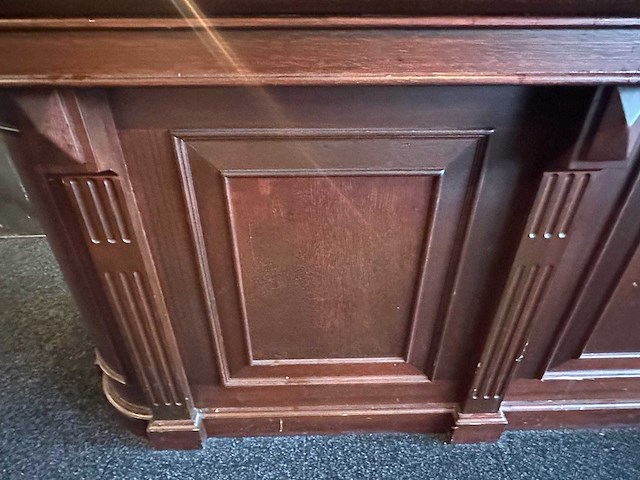Klassieke engelse houten bar met achterkast - afbeelding 13 van  16