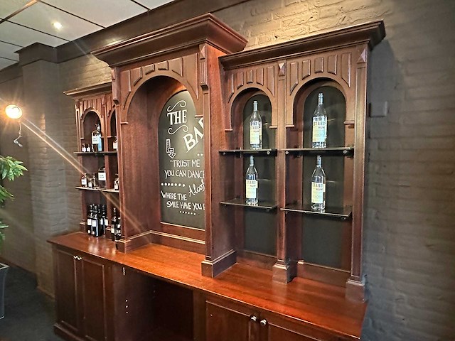 Klassieke engelse houten bar met achterkast - afbeelding 15 van  16