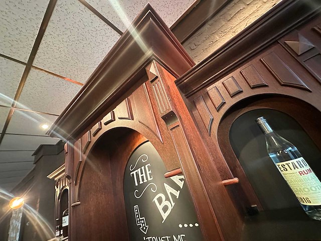 Klassieke engelse houten bar met achterkast - afbeelding 16 van  16