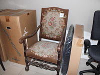 Klassieke houtenstoel met geborduurde zitting.