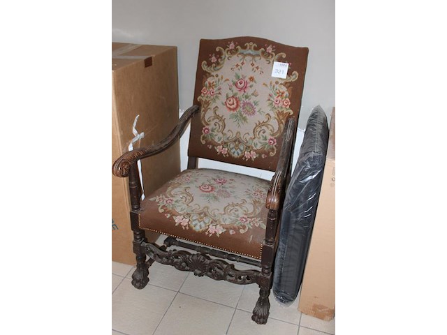 Klassieke houtenstoel met geborduurde zitting. - afbeelding 2 van  2