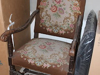 Klassieke houtenstoel met geborduurde zitting. - afbeelding 2 van  2