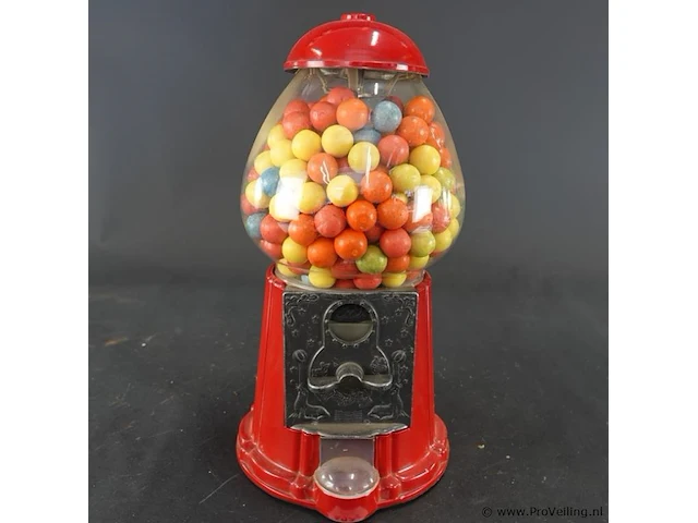 Klassieke rode retro kauwgomballenautomaat met een glazen bol en een metalen behuizing - afbeelding 2 van  6
