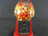 Klassieke rode retro kauwgomballenautomaat met een glazen bol en een metalen behuizing - afbeelding 2 van  6