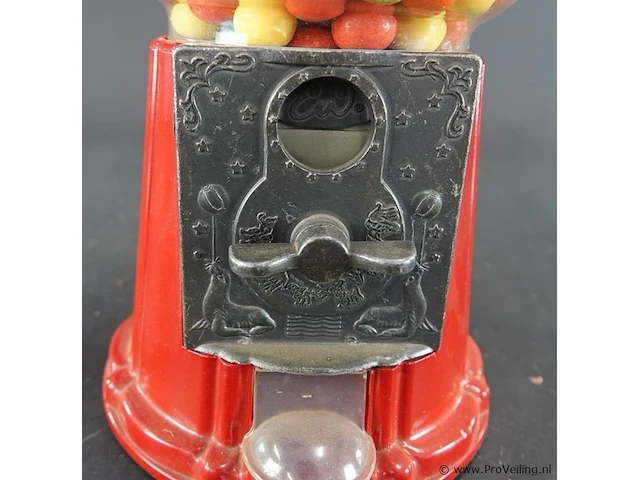 Klassieke rode retro kauwgomballenautomaat met een glazen bol en een metalen behuizing - afbeelding 3 van  6