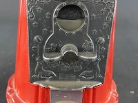 Klassieke rode retro kauwgomballenautomaat met een glazen bol en een metalen behuizing - afbeelding 3 van  6