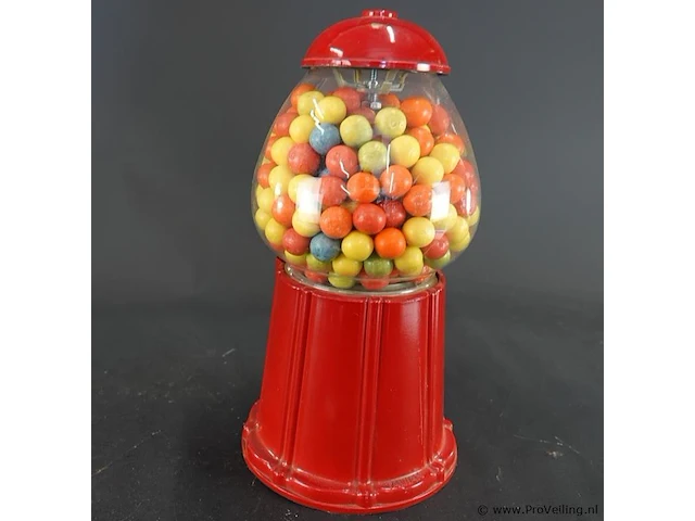 Klassieke rode retro kauwgomballenautomaat met een glazen bol en een metalen behuizing - afbeelding 5 van  6