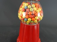 Klassieke rode retro kauwgomballenautomaat met een glazen bol en een metalen behuizing - afbeelding 5 van  6