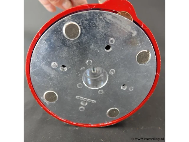 Klassieke rode retro kauwgomballenautomaat met een glazen bol en een metalen behuizing - afbeelding 6 van  6