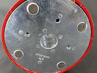 Klassieke rode retro kauwgomballenautomaat met een glazen bol en een metalen behuizing - afbeelding 6 van  6