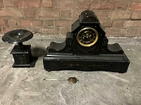 Klassieke schouwpendule v.v. klok + 2x kandelaar