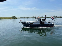 Klassieke stalen motorboot met flybridge en compleet interieur - afbeelding 1 van  1