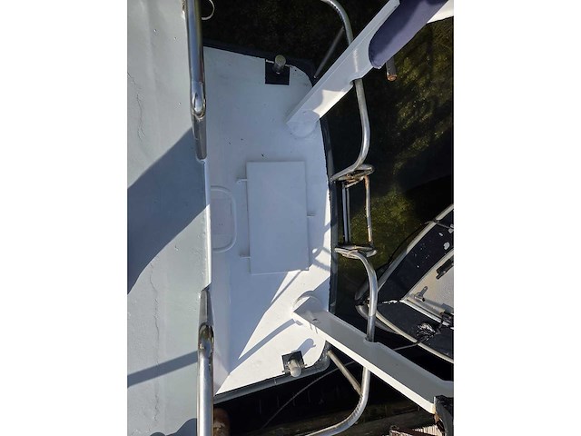 Klassieke stalen motorboot met flybridge en compleet interieur - afbeelding 3 van  18