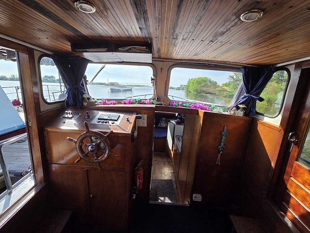 Klassieke stalen motorboot met flybridge en compleet interieur - afbeelding 5 van  18