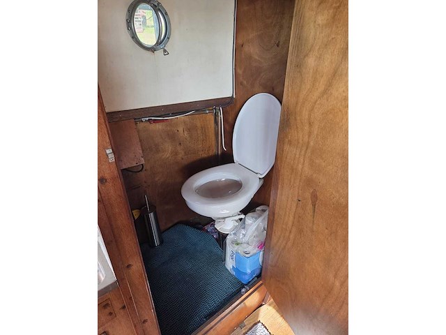Klassieke stalen motorboot met flybridge en compleet interieur - afbeelding 8 van  18