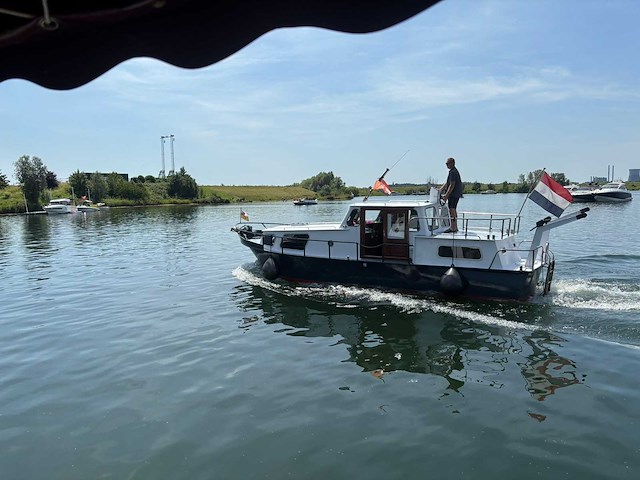 Klassieke stalen motorboot met flybridge en compleet interieur - afbeelding 11 van  18