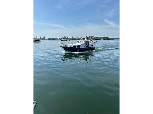 Klassieke stalen motorboot met flybridge en compleet interieur - afbeelding 14 van  18