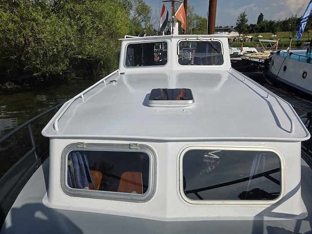 Klassieke stalen motorboot met flybridge en compleet interieur - afbeelding 17 van  18