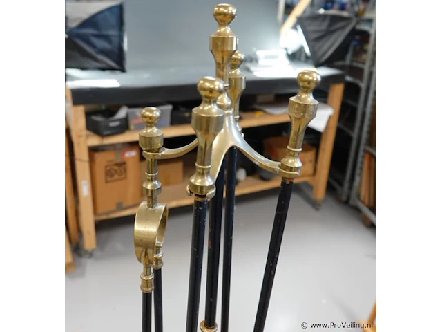 Klassieke vintage haardset met een glimmende messing standaard en zwarte stelen - afbeelding 2 van  5
