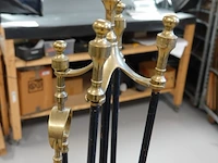 Klassieke vintage haardset met een glimmende messing standaard en zwarte stelen - afbeelding 2 van  5