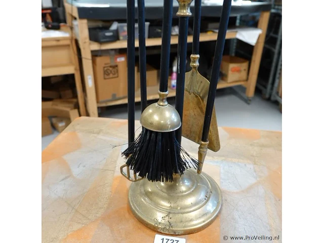 Klassieke vintage haardset met een glimmende messing standaard en zwarte stelen - afbeelding 3 van  5