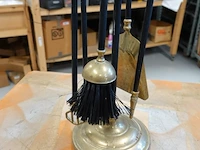 Klassieke vintage haardset met een glimmende messing standaard en zwarte stelen - afbeelding 3 van  5