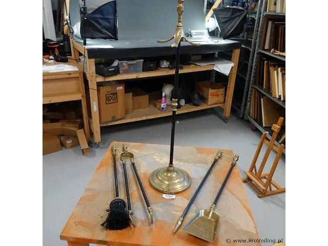 Klassieke vintage haardset met een glimmende messing standaard en zwarte stelen - afbeelding 4 van  5