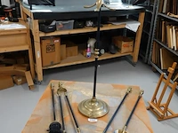 Klassieke vintage haardset met een glimmende messing standaard en zwarte stelen - afbeelding 4 van  5