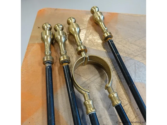 Klassieke vintage haardset met een glimmende messing standaard en zwarte stelen - afbeelding 5 van  5