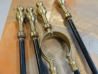 Klassieke vintage haardset met een glimmende messing standaard en zwarte stelen - afbeelding 5 van  5