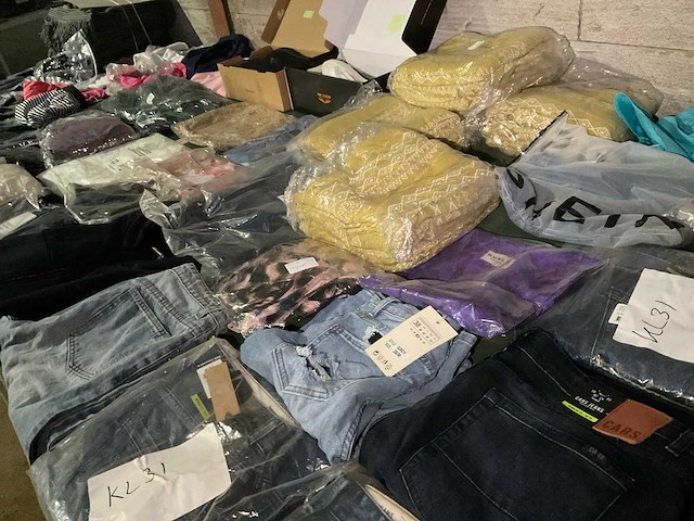 Kleding, schoenen, accessoires (1650x) - afbeelding 1 van  12