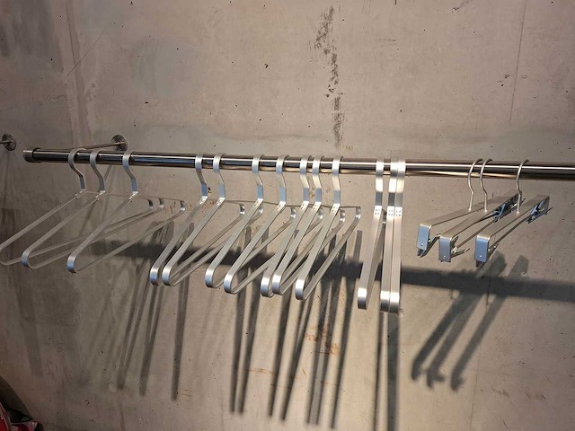 Kledinghanger aluminium (80x) - afbeelding 1 van  3