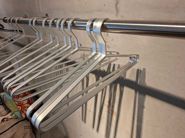 Kledinghanger aluminium (80x) - afbeelding 2 van  3