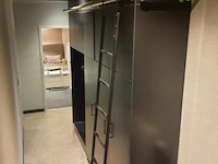 Kledingkast met bovenkasten en vaste ladder