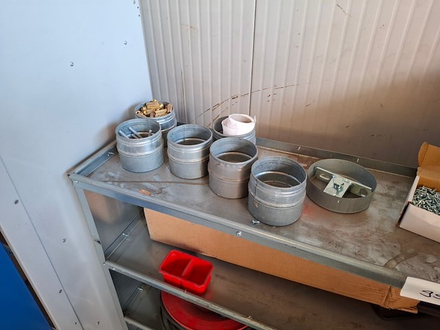 Kledinglocker en bedrijfswageninrichting met inhoud - afbeelding 3 van  12